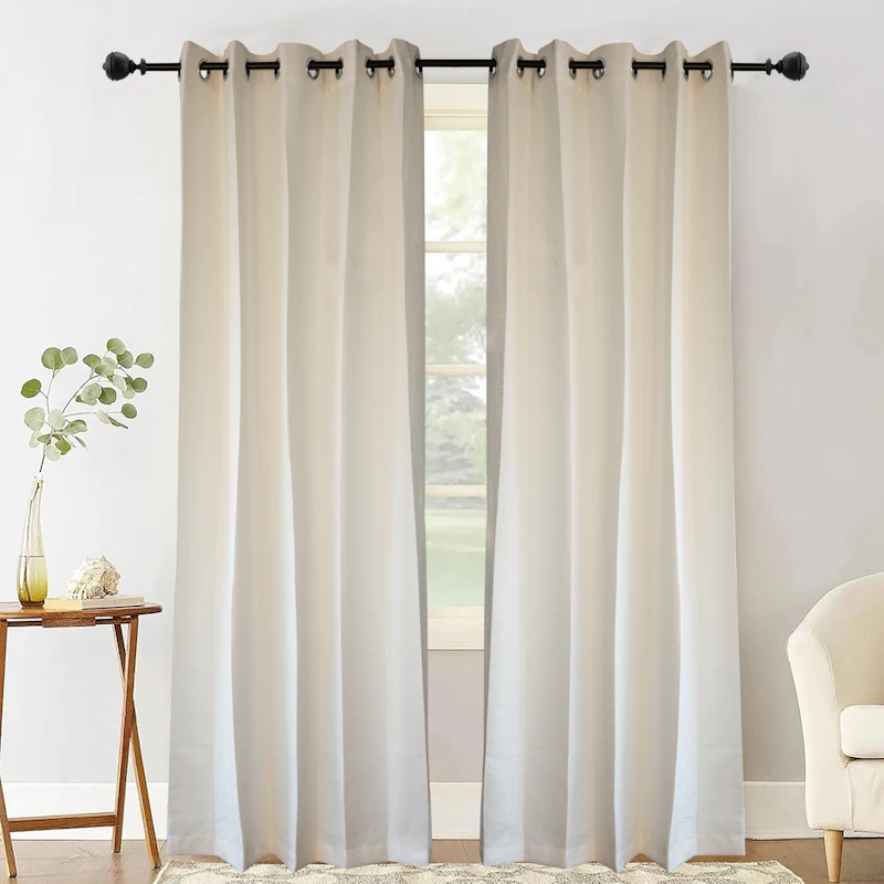 Cortina de linho cor creme pendurada em varão preto